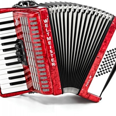 Acordeão vermelho com teclas brancas e pretas e texto WELTMEISTER