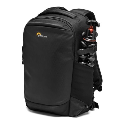 Mochila preta Lowepro com tripé preto e vermelho Joby na lateral