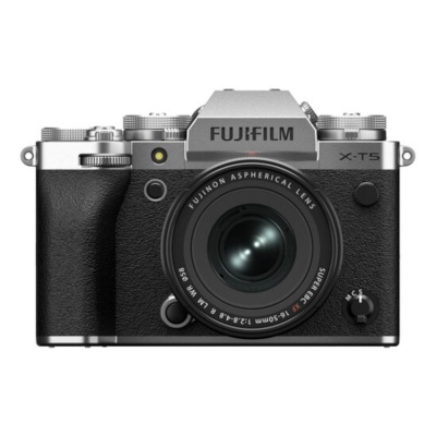 Câmara fotográfica Fujifilm X-T5 com lente preta e detalhes em prata