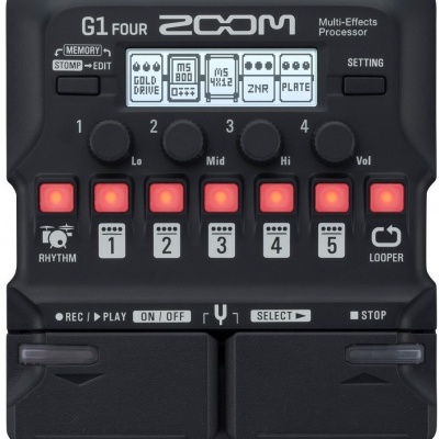 Processador multi-efeitos ZOOM G1 FOUR preto com botões luminosos vermelhos e display digital