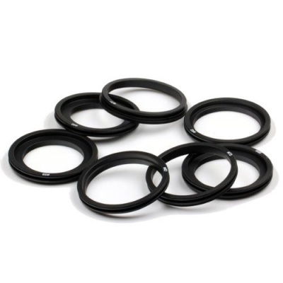 Conjunto de sete anéis adaptadores pretos com inscrições brancas