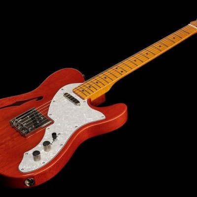 Guitarra elétrica vermelha com escudo branco e trastes em madeira clara