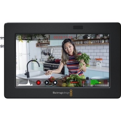 Monitor Blackmagic Design a mostrar mulher numa cozinha segurando ervas