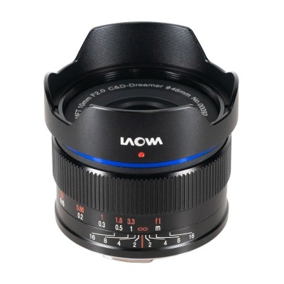 Objetiva fotográfica Laowa 10mm F2.0 C&D-Dreamer preta com anel azul e marcas focais
