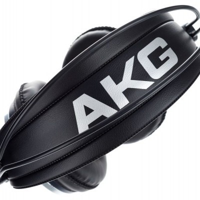 Auriculares pretos com logo AKG na banda de cabeça