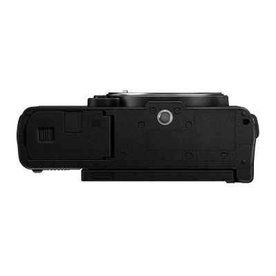 Câmara fotográfica digital preta vista por baixo com parafuso para tripé e tampa da bateria