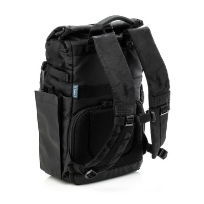 mochila preta com alças acolchoadas e vários compartimentos