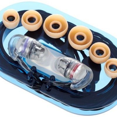 Tampões de ouvido em silicone bege de vários tamanhos com estojo transparente e base azul escura