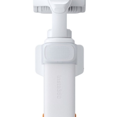 Gimbal branco Insta360 com botão laranja lateral em fundo branco