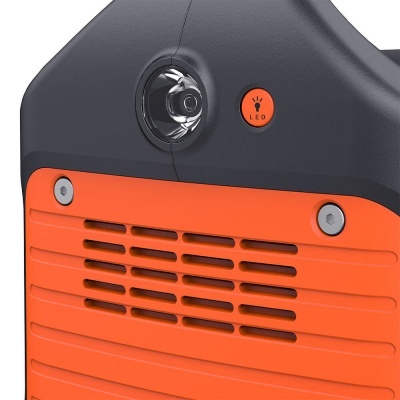 Detalhe de caixa de ferramenta laranja e preta com farol LED e ventilação.