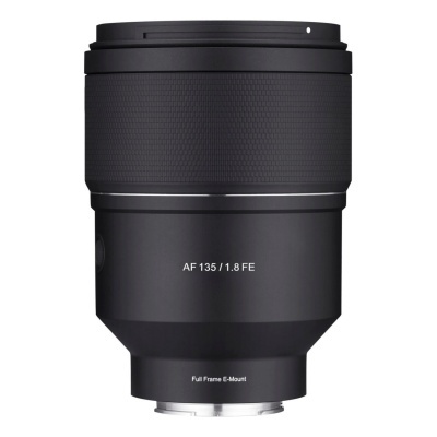 Objectiva fotográfica preta AF 135/1.8 FE com textura antiderrapante