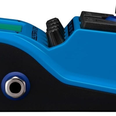 Pedal de efeito para guitarra azul e preto com dois jacks metalizados e botão cromado