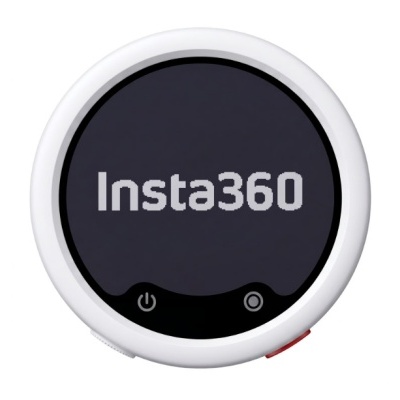 Dispositivo redondo branco com visor digital preto e texto Insta360