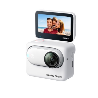 Câmera Insta360 GO 3S branca com ecrã destacável a mostrar foto de três pessoas na praia