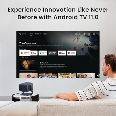 Pessoa sentada no sofá a olhar para projeção de Android TV 11.0 com projetor na mesa