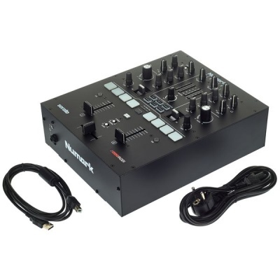 Mesa de mistura de DJ Numark preta com cabos USB e de alimentação