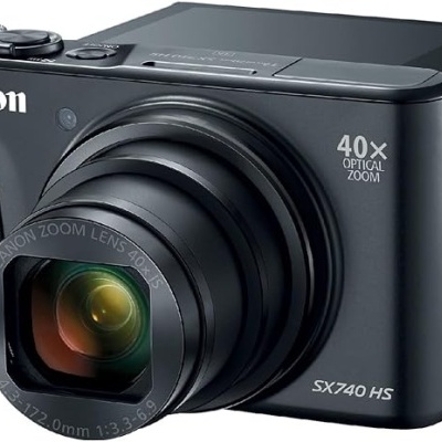 Câmera digital Canon preta com lente retrátil e visor articulado