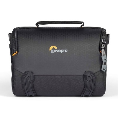 Bolsa preta Lowepro para equipamento fotográfico com alça e fechos zipper.