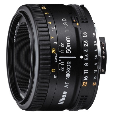 Objetiva fotográfica Nikon AF NIKKOR 50mm 1:1.8D preta com marcações numéricas