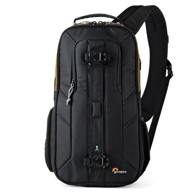 Mochila preta Lowepro com detalhes em bege e alça ajustável