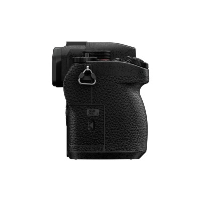 Câmara fotográfica preta vista de perfil direito