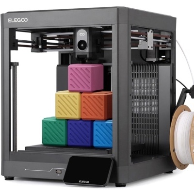 Impressora 3D ELEGOO numa estrutura preta com cubos coloridos e carretel de filamento branco na lateral