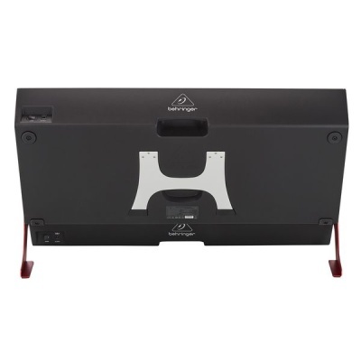 Monitor de áudio preto Behringer com suporte metálico vermelho e pegador central