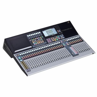 Mesa de mistura áudio digital cinza e preta com botões coloridos e ecrã digital