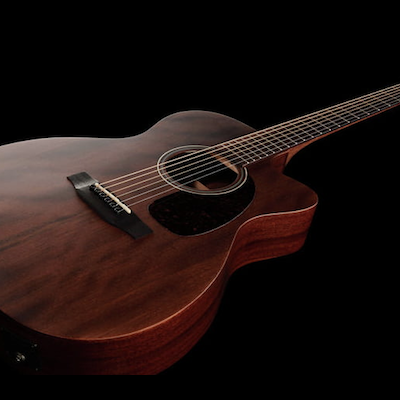 Guitarra acústica de madeira castanha com corte e 6 cordas em fundo preto