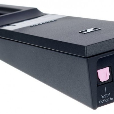 Comando remoto preto com várias entradas com texto impresso