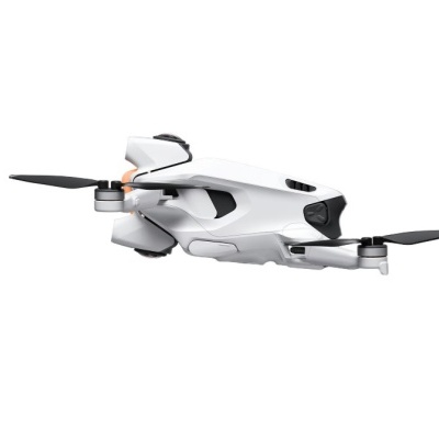 Drone branco com hélices pretas num fundo branco