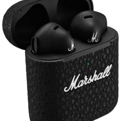 Auriculares sem fios pretos num estojo preto com logótipo Marshall branco