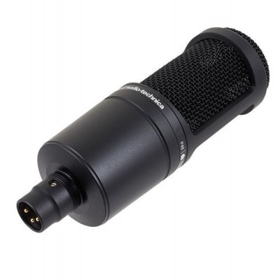 Microfone condensador preto Audio-Technica com grelha de malha e conector XLR