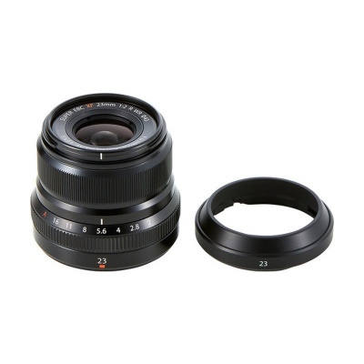 Objetiva fotográfica Fujifilm XF 23mm f/2 R WR preta com anel de lente 23 num fundo branco