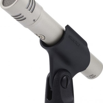 Microfone condensador Shure prateado com suporte preto