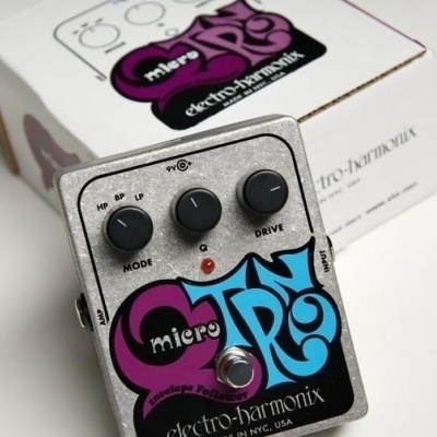 Pedal de guitarra Electro-Harmonix micro POG metálico cinza com botões pretos e caixa branca