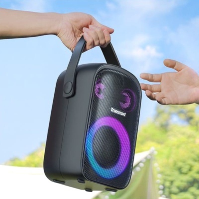 Coluna portátil preta Tronsmart com luzes LED coloridas e alça, ao ar livre.