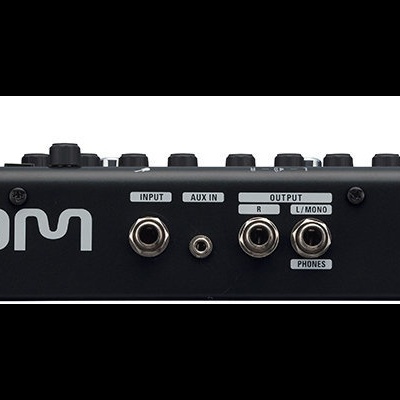 Interface de áudio ZOOM G3Xm preta com múltiplas entradas e botões