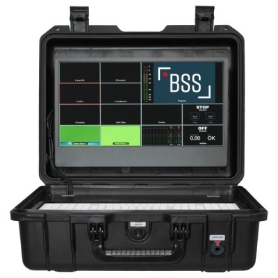 Mala preta com ecrã digital colorido em interior com interface técnica