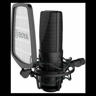 Microfone condensador preto com protetor pop e suporte elástico.