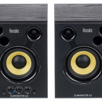 Par de colunas de áudio preto com detalhes amarelos e textura em madeira