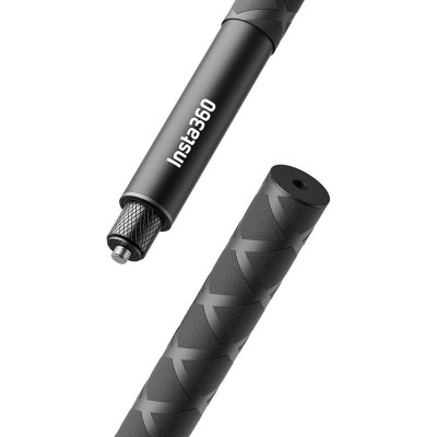 Hastes pretas cilíndricas Insta360 com padrões e componentes metálicos