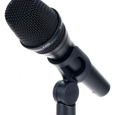 Microfone AKG preto com suporte em fundo branco