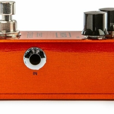 Pedal de guitarra metálico laranja com botões pretos e entrada IN
