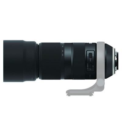 Objetiva fotográfica preta com suporte para tripé cinzento