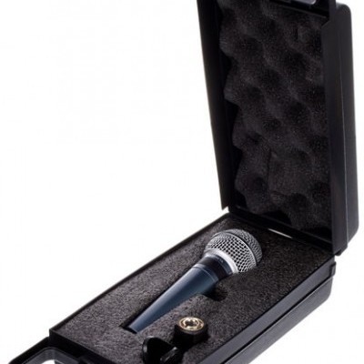 Estojo preto com um microfone azul escuro e acessórios em espuma interna