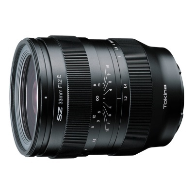 Objetiva Tokina SZ 33mm F1.2 E preta com anéis texturizados e marcações brancas