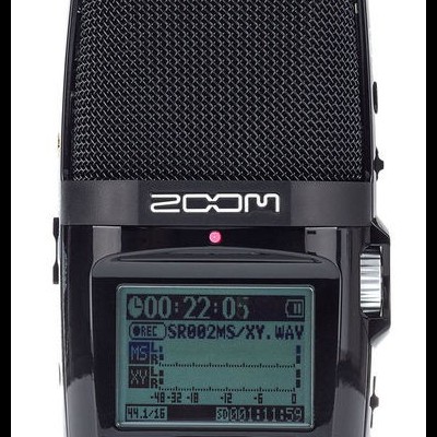 Gravador de áudio portátil preto com ecrã digital e botão vermelho