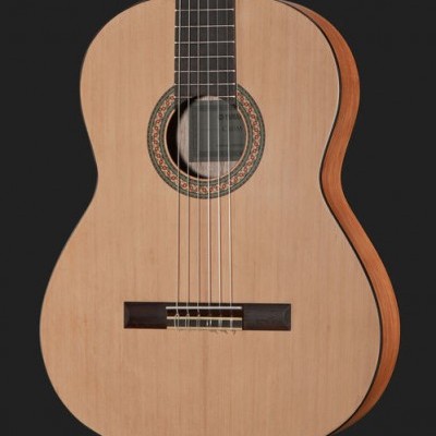 Guitarra clássica de madeira clara com detalhes coloridos na boca e fundo preto