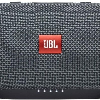 Coluna portátil JBL cinzenta com malha têxtil e logótipo vermelho